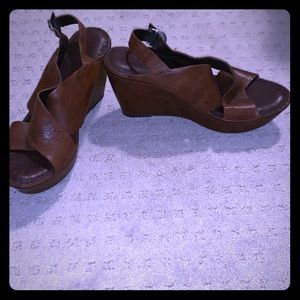 Born brown Emmy Wedges